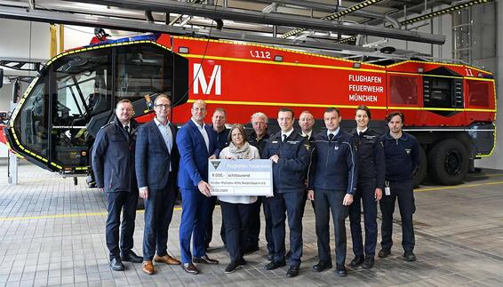 Spendenübergabe der Münchner Flughafenfeuerwehr über insgesamt 8.000 Euro an die "Kinder-Palliativ-Hilfe Niederbayern e.V.“