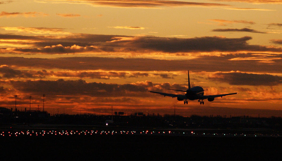 Flugzeug beim Start in den Abendhimmel Flugzeug beim Start in den Abendhimmel
