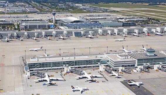 Luftaufnahme des Flughafens München, Terminal 2 und Satellit