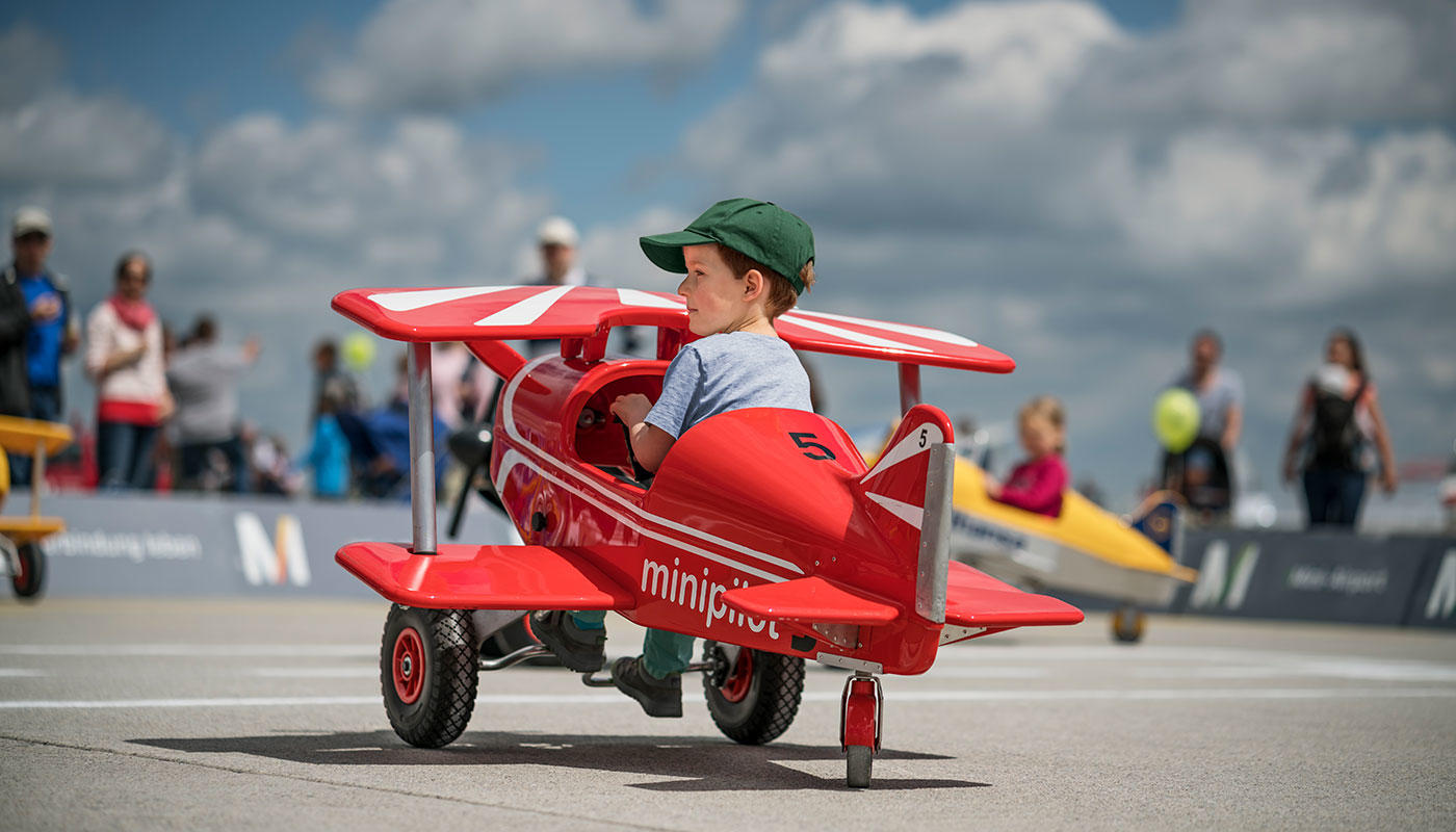 Little Pilot Kind in Mini-Flugzeug.