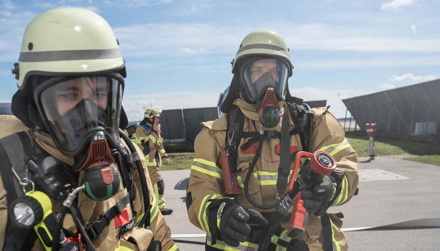 Feuerwehreinsatz Zwei Feuerwehrleute mit Gasmaske im Einsatz