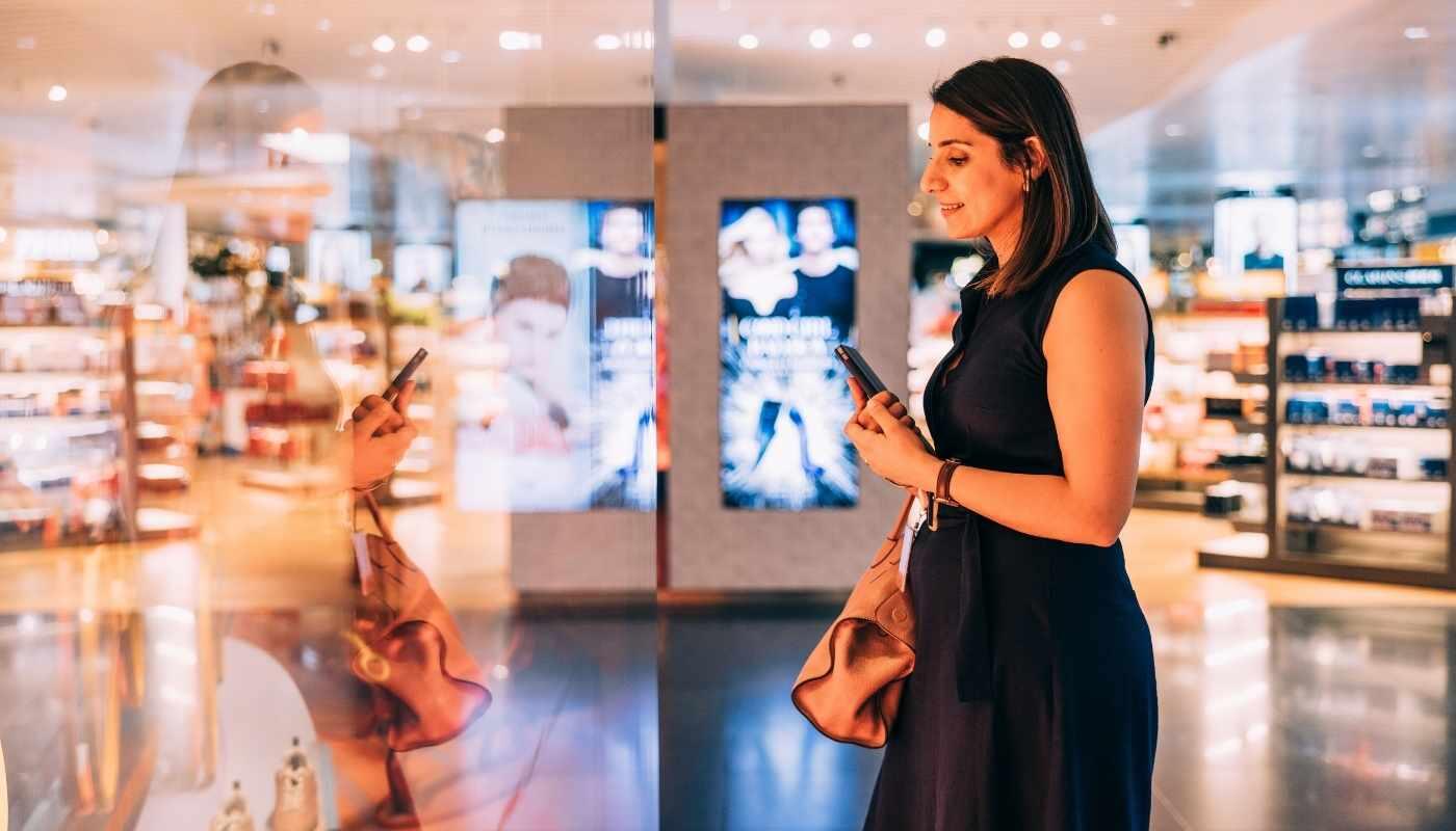 Shopping am Flughafen Frau beim Shoppen am Flughafen