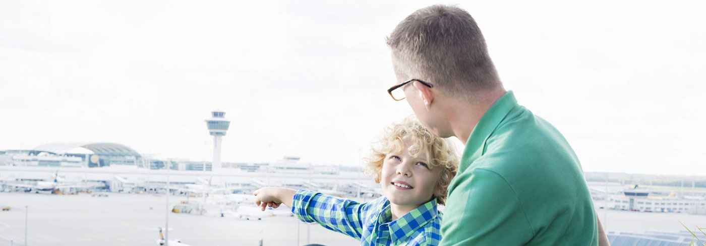 Vater mit Sohn auf dem Besucherhügel