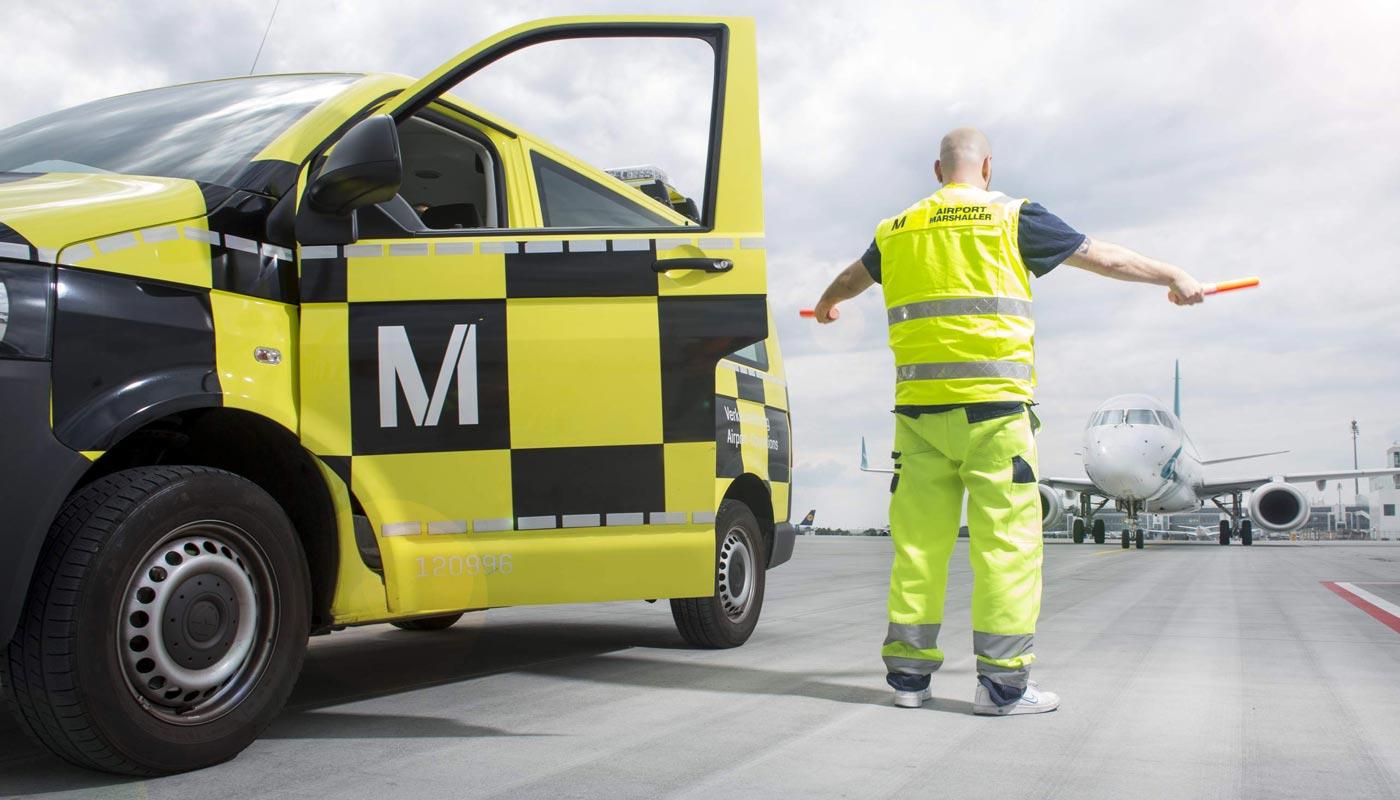 Marshaller am Flughafen München Einweisung der Flugzeuge durch Marshaller auf dem Vorfeld