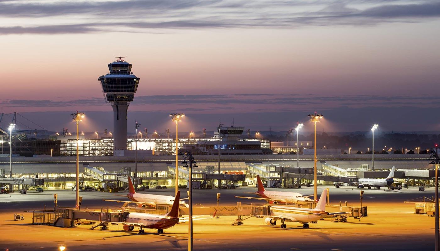 Vorfeld West bei Dämmerung Vorfeld West bei Dämmerung