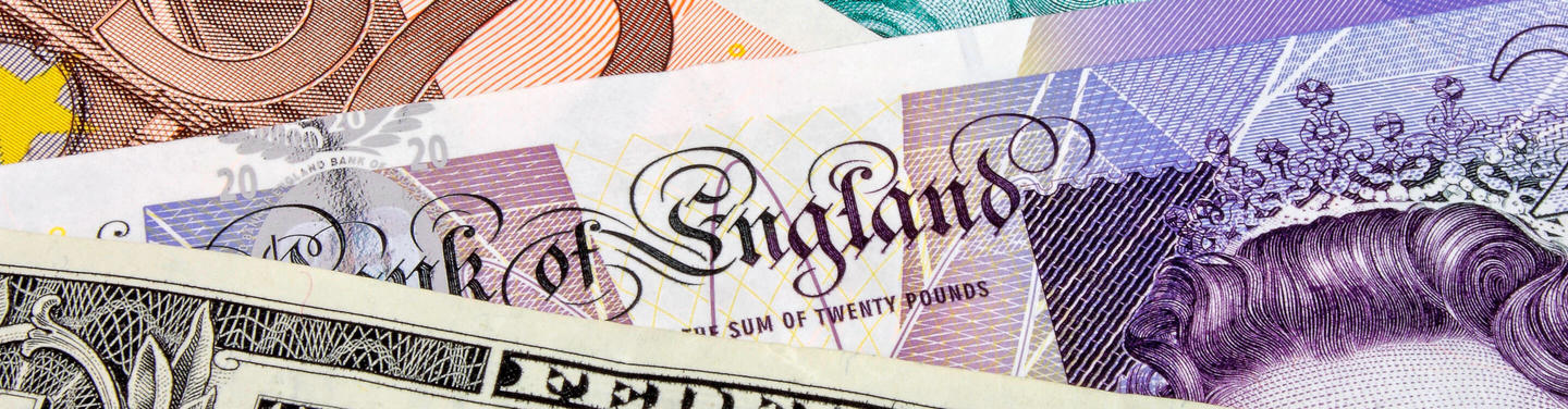 Reisebank-Service am Flughafen München Nahaufnahme verschiedener internationaler Banknoten als Symbol für den Reisebank-Geldwechsel am Flughafen München; die Darstellung wirkt übersichtlich, neutral und informativ.