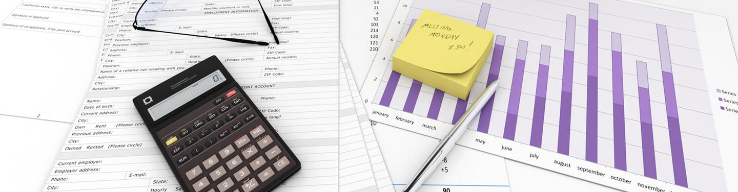 Technische Dokumentation Auf einem Schreibtisch liegen ausgefüllte Formulare, ein Taschenrechner, eine Brille und ein Stift. Daneben ist ein Balkendiagramm mit Monatswerten zu sehen sowie ein gelber Haftzettel mit einem handschriftlichen Meeting-Hinweis; die Szene vermittelt Organisation, Analyse und Büroarbeit.