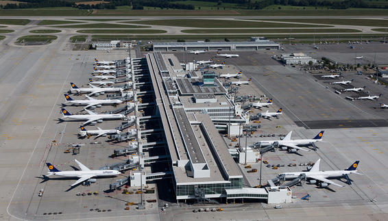 Luftaufnahme des Terminal 2- Statellitengebäudes