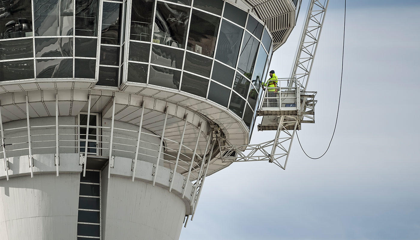Fensterreiniger am Tower In 70 bis 80 Metern Höhe arbeiten die Reinigungskräfte an der Fensterfassade des Towers