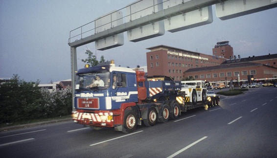 Schwertransport von Riem auf dem Weg ins Erdinger Moos