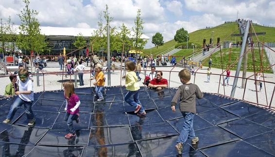 Kinderspielplatz und Besucherhügel im Besucherpark