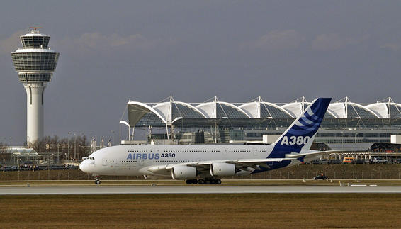 Airbus A 380 auf der Start und Landesbahn