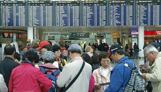 Passagiere im Terminal 2