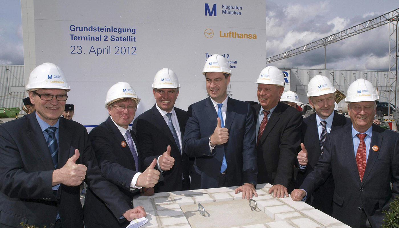 Grundsteinlegung des Satelliten am Vorfeld Ost Gruppenbild der Grundsteinlegung