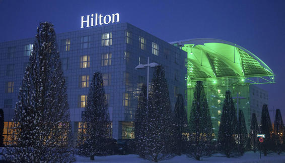 Hilton Hotel Außenansicht bei Nacht