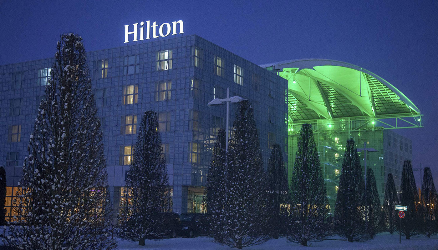 Hilton Worldwide übernimmt das Fünf-Sterne-Haus am Flughafen München Hilton Hotel Außenansicht bei Nacht