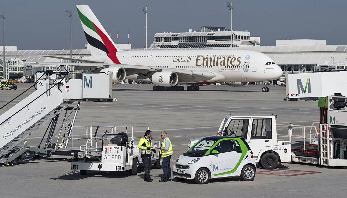 Elektromobilität auf dem Vorfeld, HIntergrund Airbus A380 der Emirates Elektromobilität auf dem Vorfeld, HIntergrund Airbus A380 der Emirates