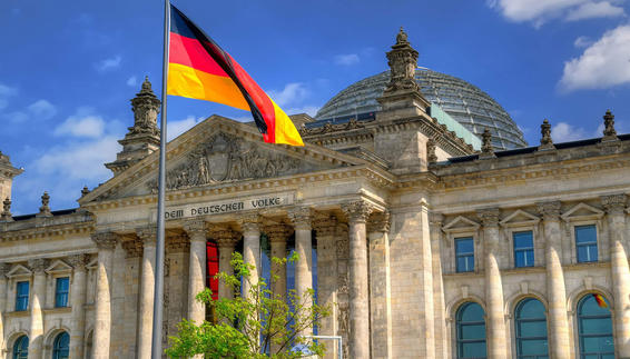 Deutscher Bundestag von außen mit Flagge