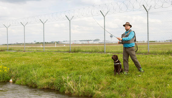 Angler am Flughafen