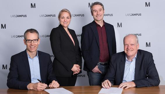 Prof. Dr. Thomas Stumpp, Vizepräsident für Wirtschaft der HM, Sarah Wittlieb, Leiterin Innovationsmanagement LabCampus, Prof. Dr. Klaus Sailer, Geschäftsführer des Strascheg Center for Entrepreneurship (SCE)  und Thomas Weyer, Geschäftsführer für Finanzen und Infrastruktur der FMG (v.l.n.r.)