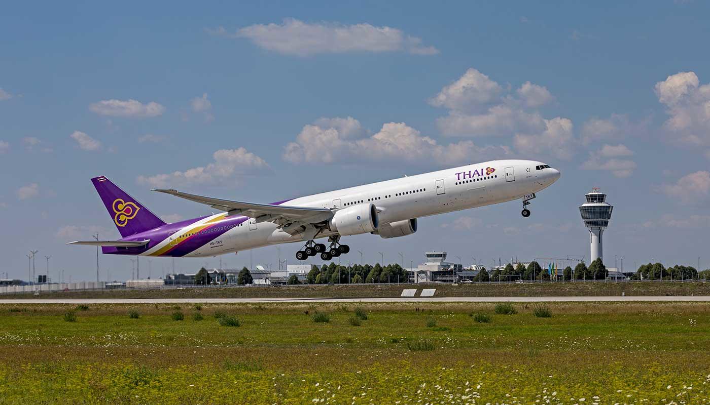 Thai Airways beim Start Thai Airways beim Start mit Tower im Hintergrund