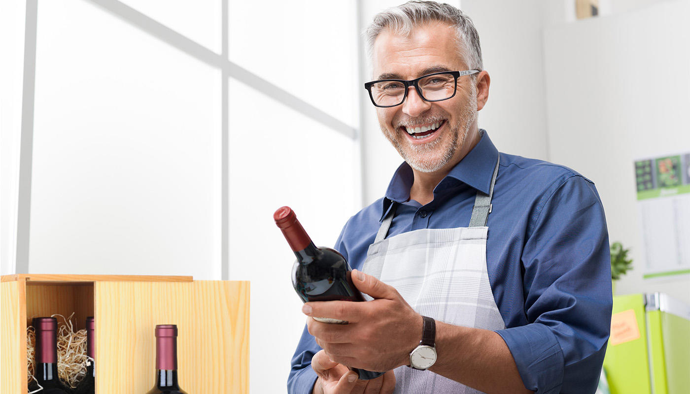 Home Delivery München Angebot Mann mit Weinflasche