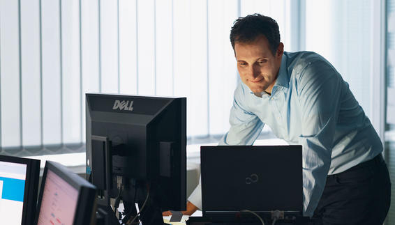 Pascal Bruckert an seinem PC-Arbeitsplatz