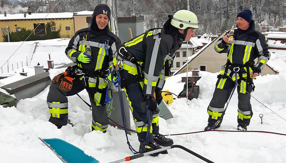 Flughafenfeuerwehr hilft beim Schneeräumen