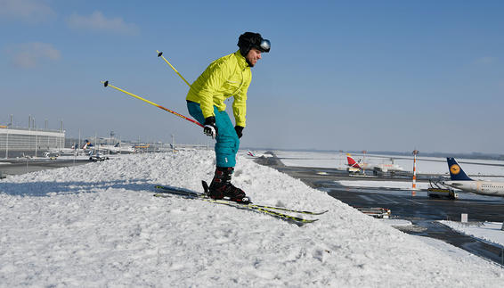 Skifahrer auf einem der Schneeberge