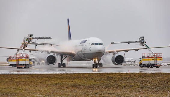 Der Winterdienst am Flughafen München arbeitet seit Wochen auf Hochtouren, und bei Außentemperaturen um den Gefrierpunkt werden auch die "Eisbären" regelmäßig aktiv. 