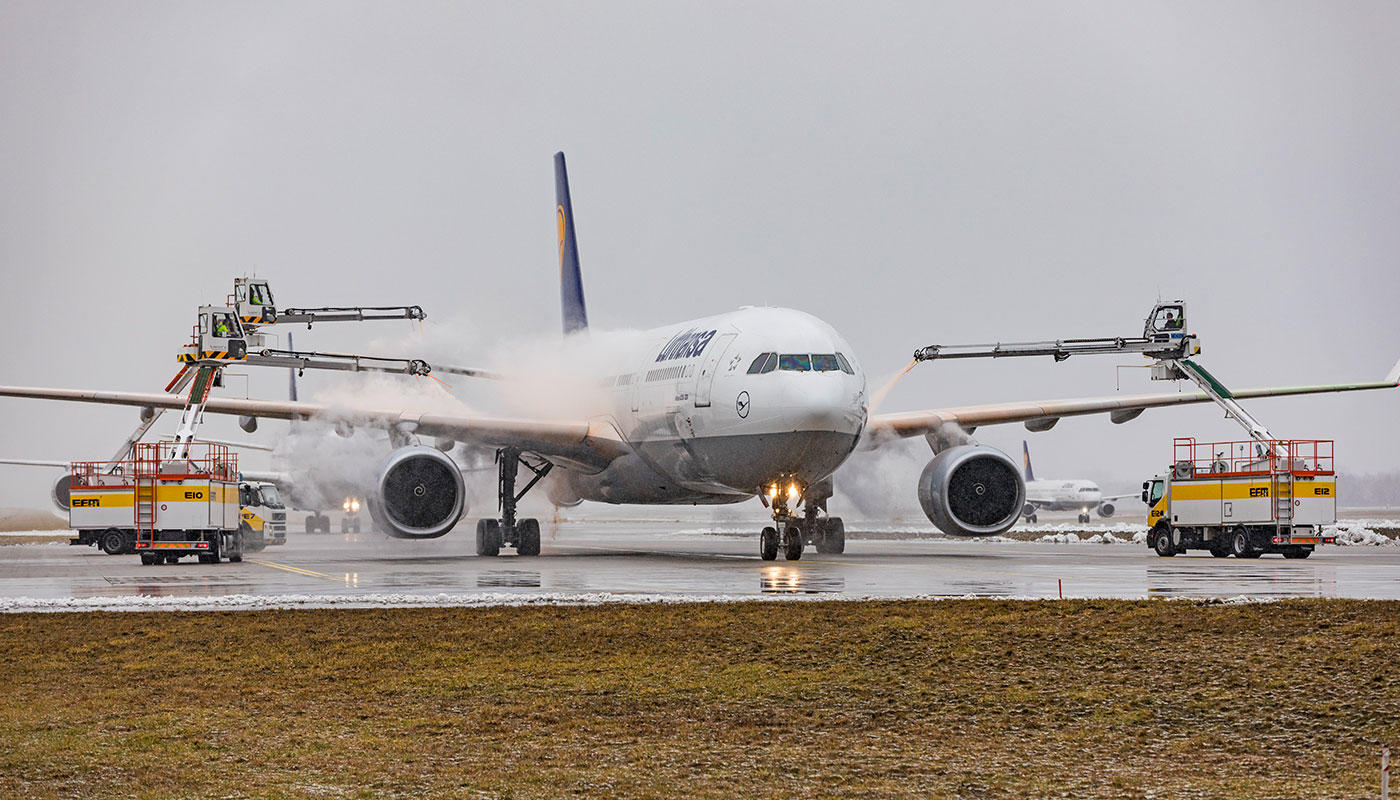 Wintereinsatz am Flughafen München: „Eisbären“ sorgen für sicheren Flugbetrieb Der Winterdienst am Flughafen München arbeitet seit Wochen auf Hochtouren, und bei Außentemperaturen um den Gefrierpunkt werden auch die "Eisbären" regelmäßig aktiv.