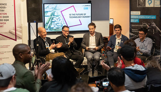 Podiumsdiskussion mit Marc Wagener (LabCampus), Olaf Groth (Hult International Business School), Johannes Kuhn (Süddeutsche Zeitung), Ryan Kelly (Virgin Hyperloop One) und Fábio Duarte (MIT Senseable City Lab), (von links nach rechts) 