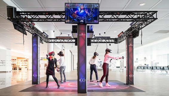 Vier Personen testen die VR-Brille im Satelliten des Flughafens München