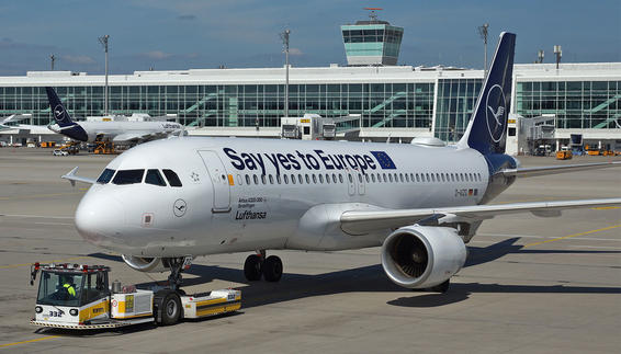 Als subtilen Hinweis auf den bevorstehenden Wahltag haben möglicherweise Reisende am Münchner Flughafen diesen Airbus A320 der Deutschen Lufthansa wahrgenommen, der hier aus seiner Parkposition gepusht wird. Ganz unabhängig von den Europawahlen spielt der Münchner Airport für den Austausch und die Begegnungen der Menschen innerhalb der EU tagtäglich eine wichtige Rolle. So flogen von Anfang Mai 2018 bis Ende April 2019 über 39 Millionen Passagiere über München von und zu Zielen innerhalb der europäischen Staatengemeinschaft.