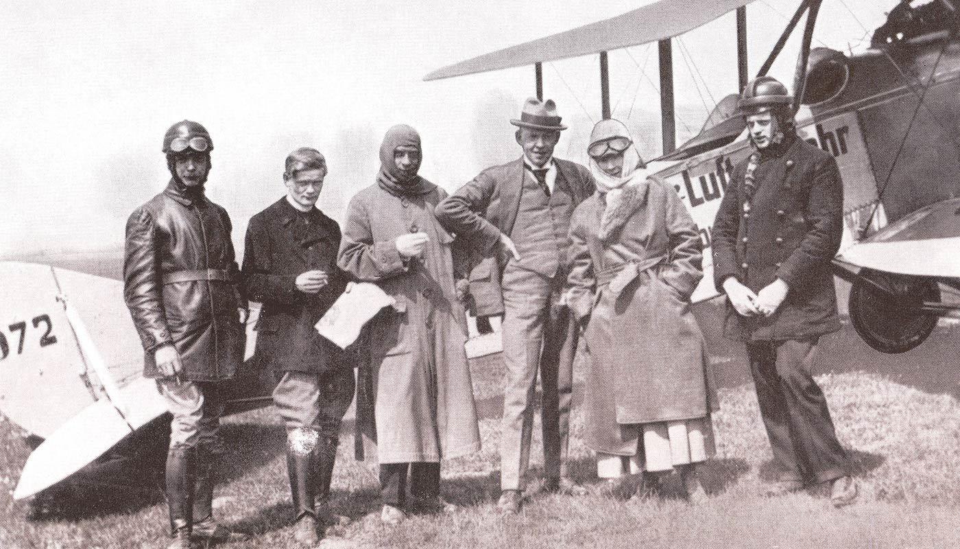 Die ersten Passagiere vor ihrem Abflug im Oberwiesenfeld am 1. Juni 1919 Die ersten Passagiere vor ihrem Abflug im Oberwiesenfeld am 1. Juni 1919