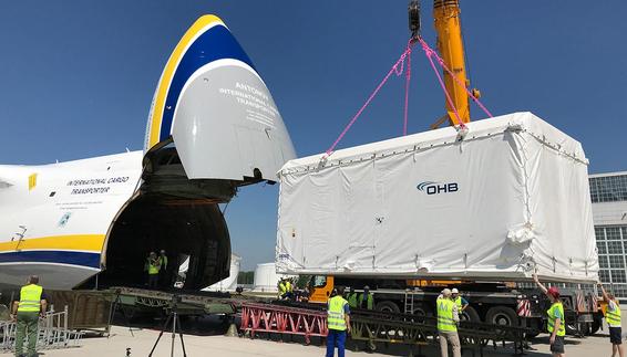 Satellit der Europäischen Raumfahrtagentur ESA am Flughafen München verladen