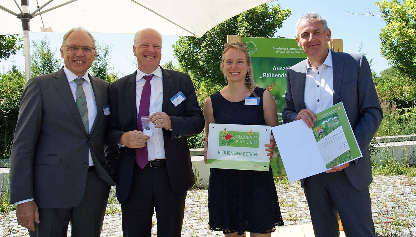 Auszeichnung "Blühender Betrieb" Der Münchner Flughafen ist vom Bayerischen Umweltministerium als eines der ersten bayerischen Unternehmen als „Blühender Betrieb“ ausgezeichnet worden. Thomas Weyer (2. von links), Geschäftsführer Finanzen und Infrastruktur der Flughafen München GmbH (FMG) sowie Hermann Blomeyer (rechts) und Julia Gotzler von der Umweltabteilung der FMG nahmen die Urkunde heute vom Präsidenten des Landesamts für Umwelt, Claus Kumutat (links) in Augsburg entgegen.