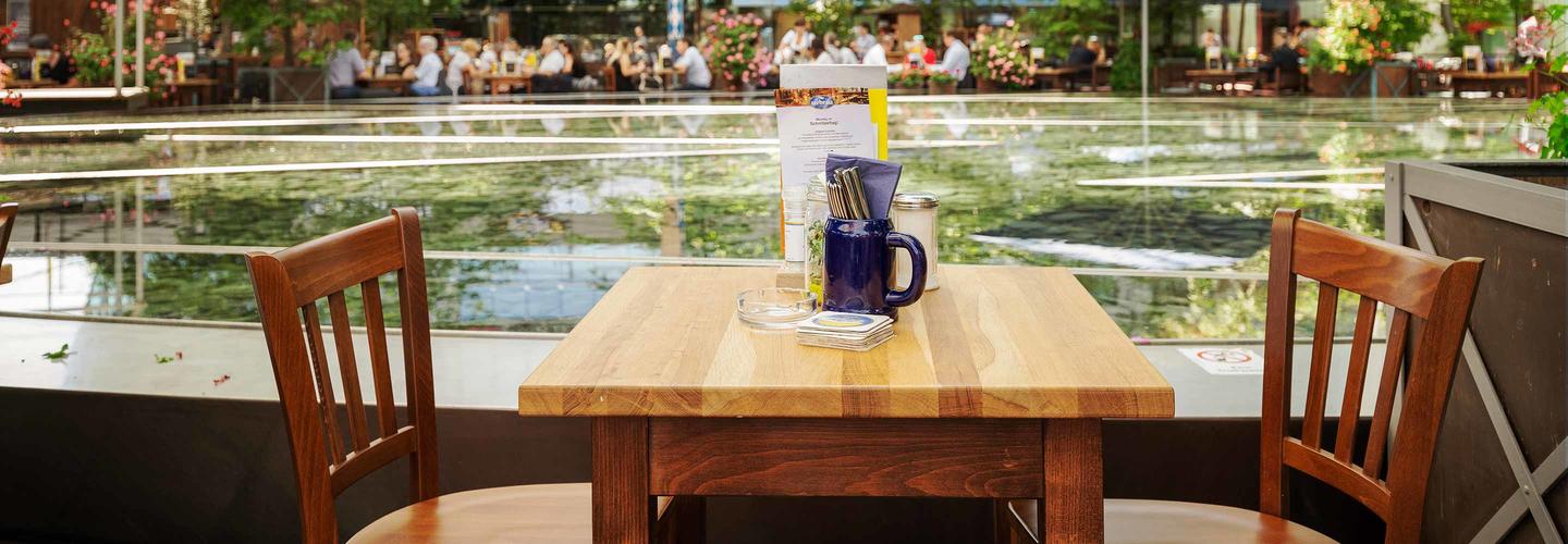 Tisch im Airbräu Biergarten Tisch im Airbräu Biergarten
