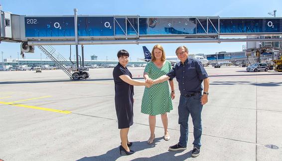 Dr. Michael Kerkloh, Vorsitzender der Geschäftsführung der Flughafen München GmbH (FMG), Andrea Gebbeken (Mitte), Geschäftsführerin Commercial und Security der FMG sowie Sabine Kloos, Director Brand & Marketing Communications von Telefónica Deutschland, nahmen jetzt die erste neu gestaltete Fluggastbrücke offiziell in Betrieb