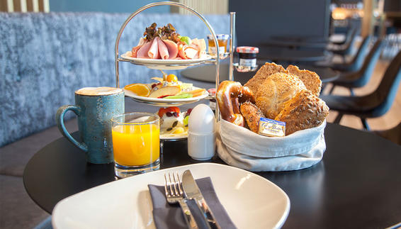 Genießen Sie mit ein bisschen mehr Zeit ein reichhaltiges Frühstück vor Ihrem Abflug