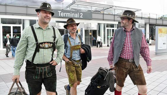 Passagiere in Tracht am Flughafen München