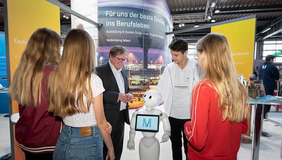 Airportchef Dr. Michael Kerkloh und Thimo Hobelsberger, Auszubildender am Flughafen, präsentierten interessierten Schülerinnen die Roboterdame Josie Pepper.