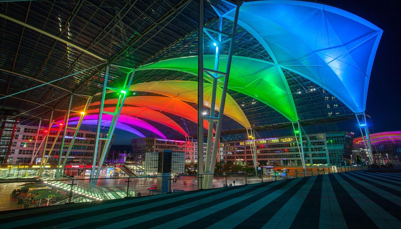 MAC-Forum in Regenbogenfarben Das Munich Airport Center erstrahlt in Regenbogenfarben.