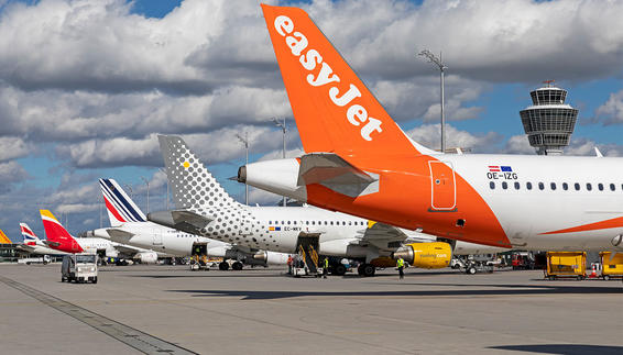 Einige Flugzeuge von Airlines am Flughafen München am Terminal 1