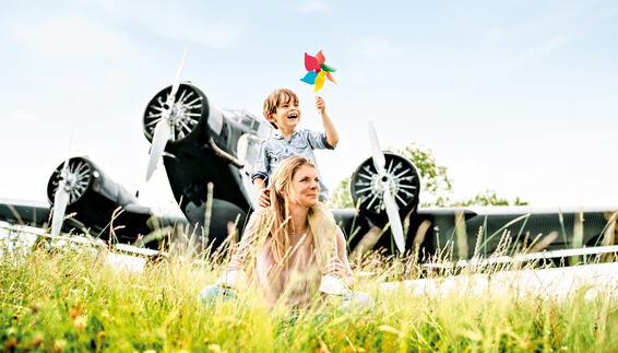 Mutter mit Kindern vor der Junkers Ju52 im Besucherpark.