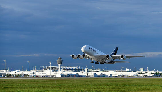 Lufthansa A380 beim Start am Flughafen München