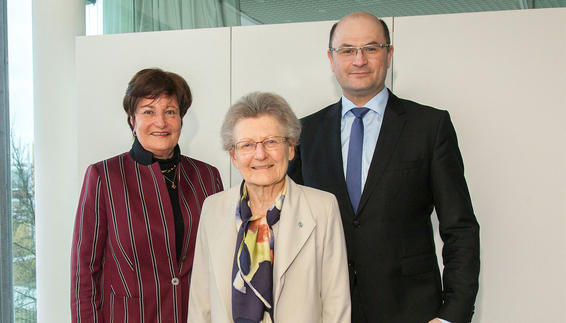 Albert Füracker, Staatsminister, Bayer. Staatsministerium der Finanzen und für Heimat, bei der Verabschiedung der Vorsitzenden des Nachbarschaftsbeirats Flughafen München, Edda Huther (Mitte) und Einführung der ehem. bayerischen Sozialministerin und neuen Vorsitzenden des Nachbarschaftsbeirats Christa Stewens