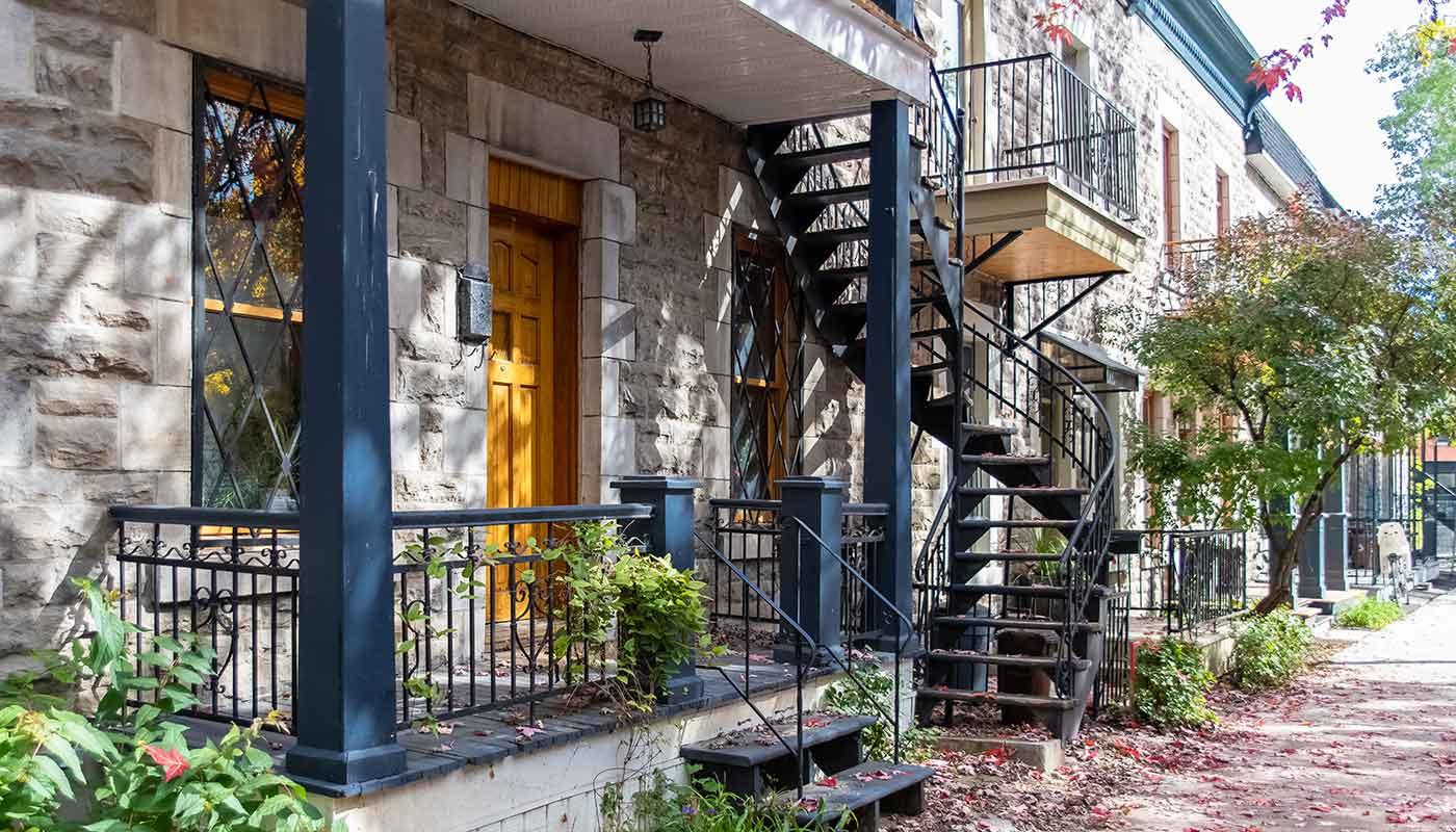 Typische Stadthäuser im Viertel Plateau in Montreal Typische Stadthäuser im Viertel Plateau in Montreal