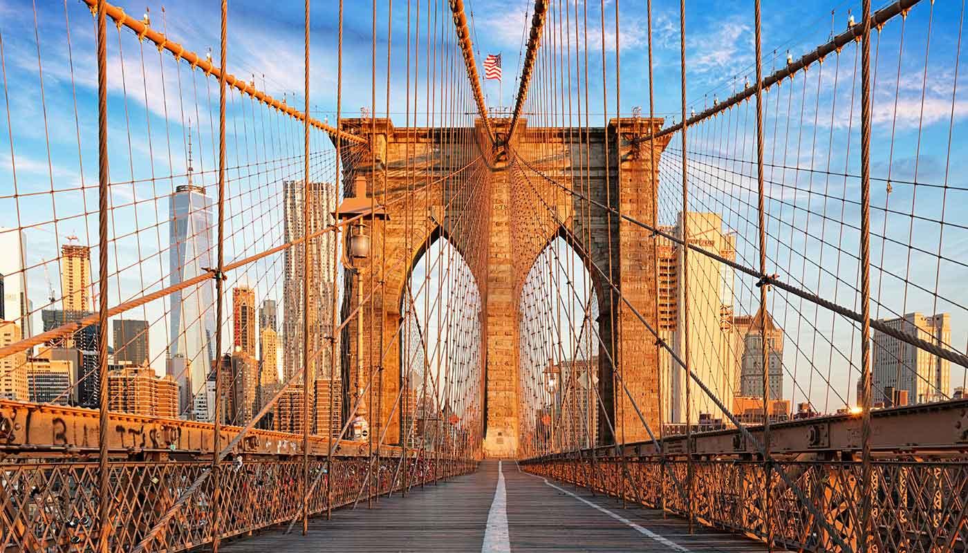 Brooklyn Bridge in New York City mit Blick auf Manhattan Brooklyn Bridge in New York City mit Blick auf Manhattan