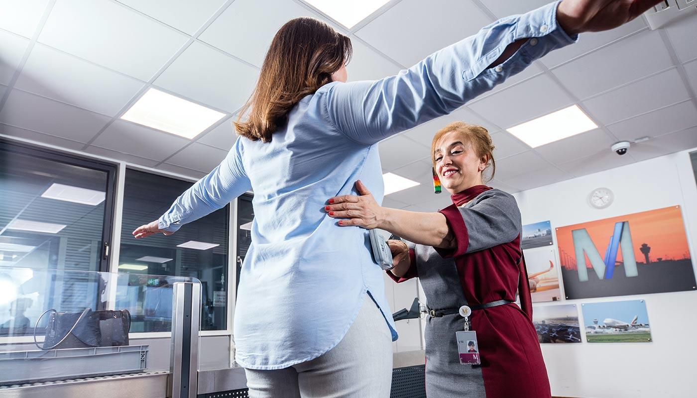 FMSicherheit Personenkontrolle FMSicherheit Mitarbeiterin führt eine Personenkontrolle durch